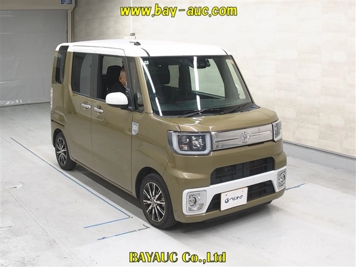 TOYOTA PIXIS MEGA LA700A 2020