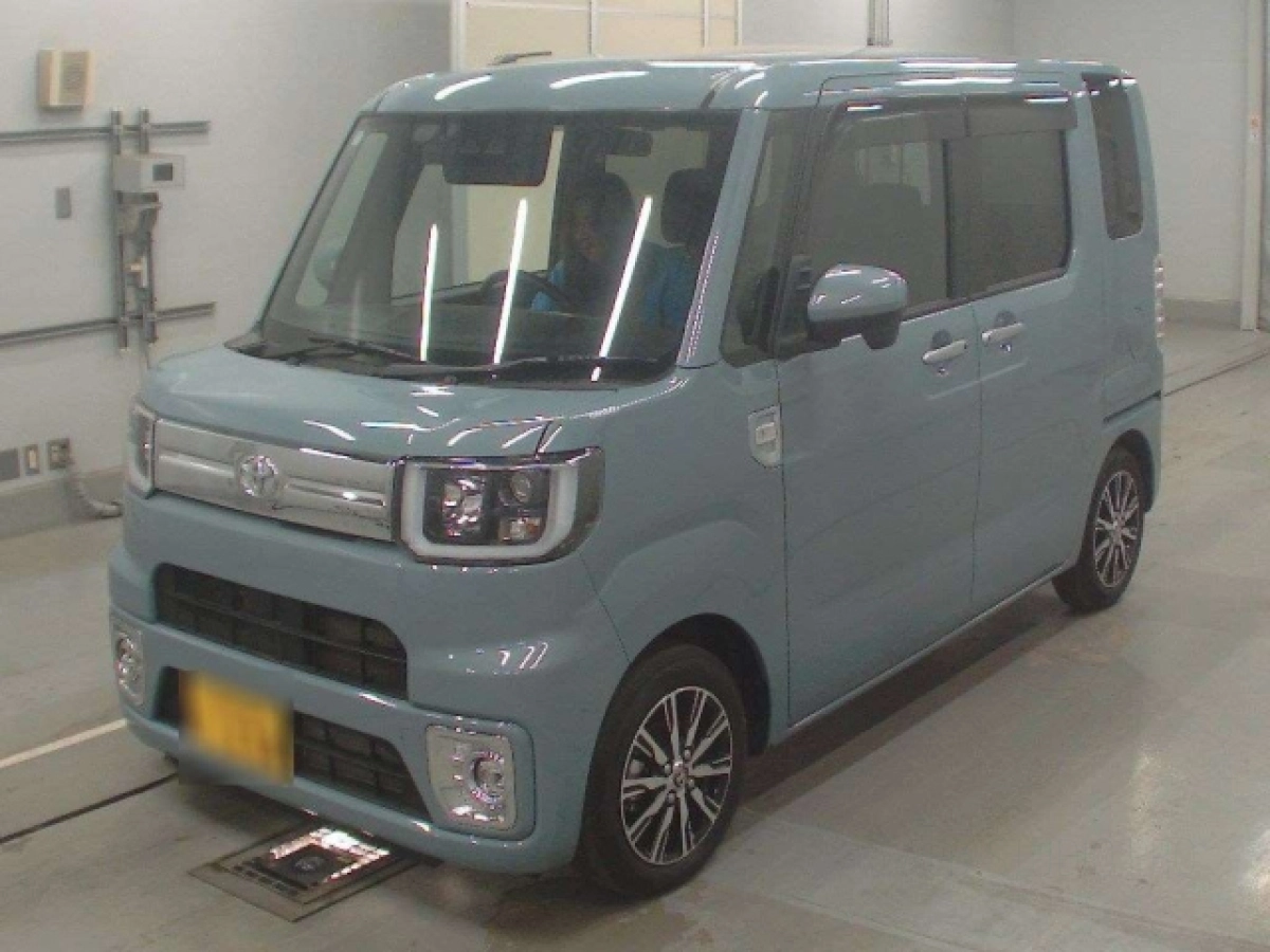 TOYOTA PIXIS MEGA LA700A 2022