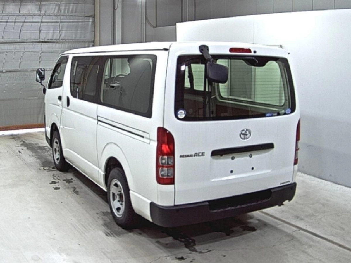 TOYOTA REGIUS ACE VAN