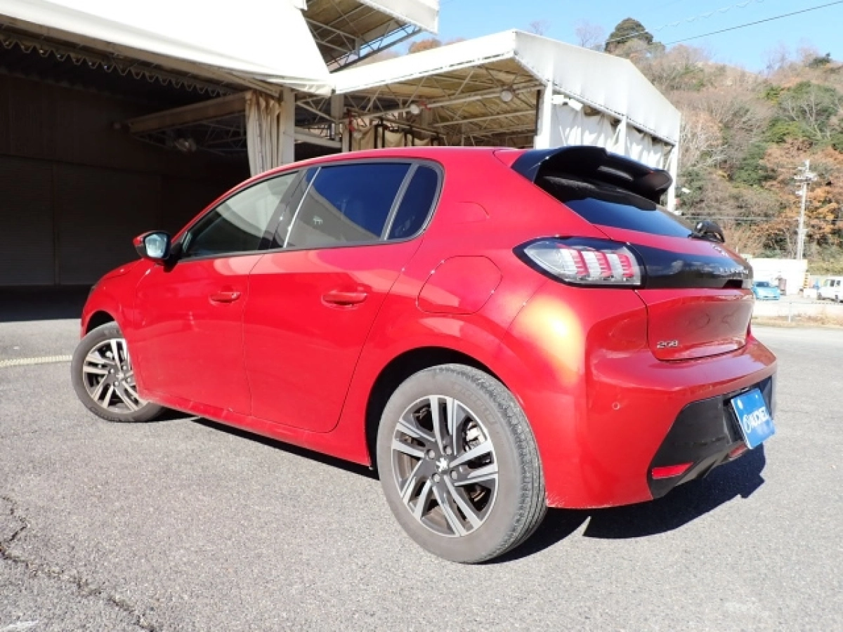 PEUGEOT 208