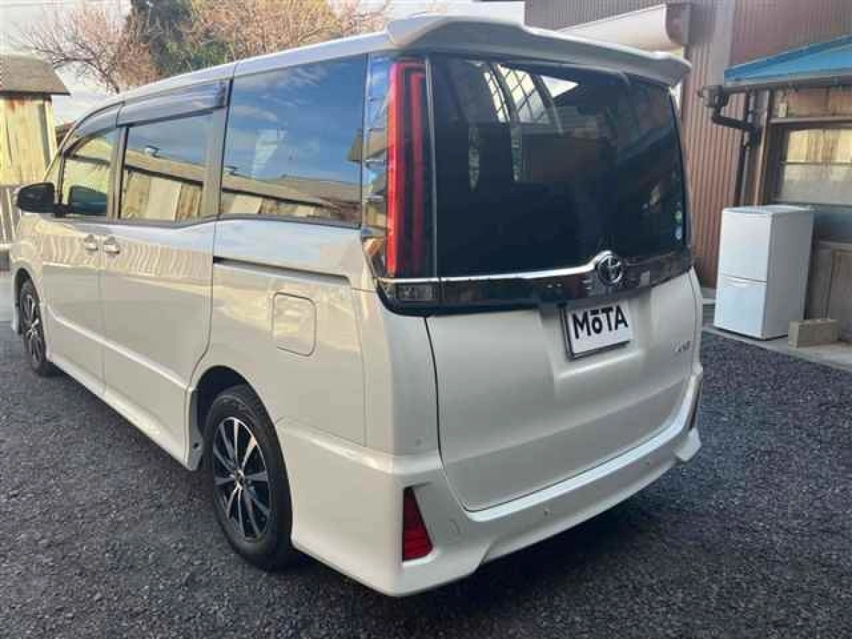 TOYOTA NOAH