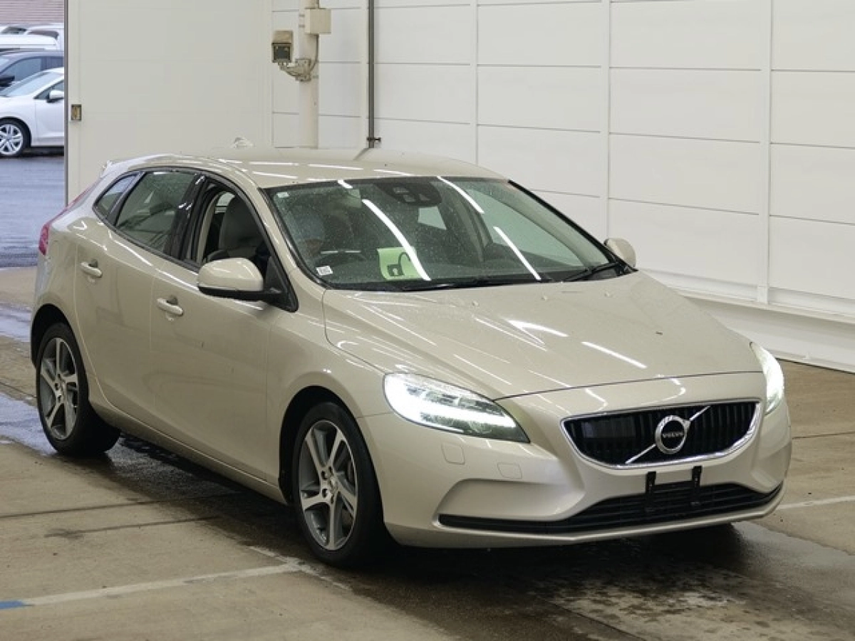 VOLVO V40 MB4154T 2019