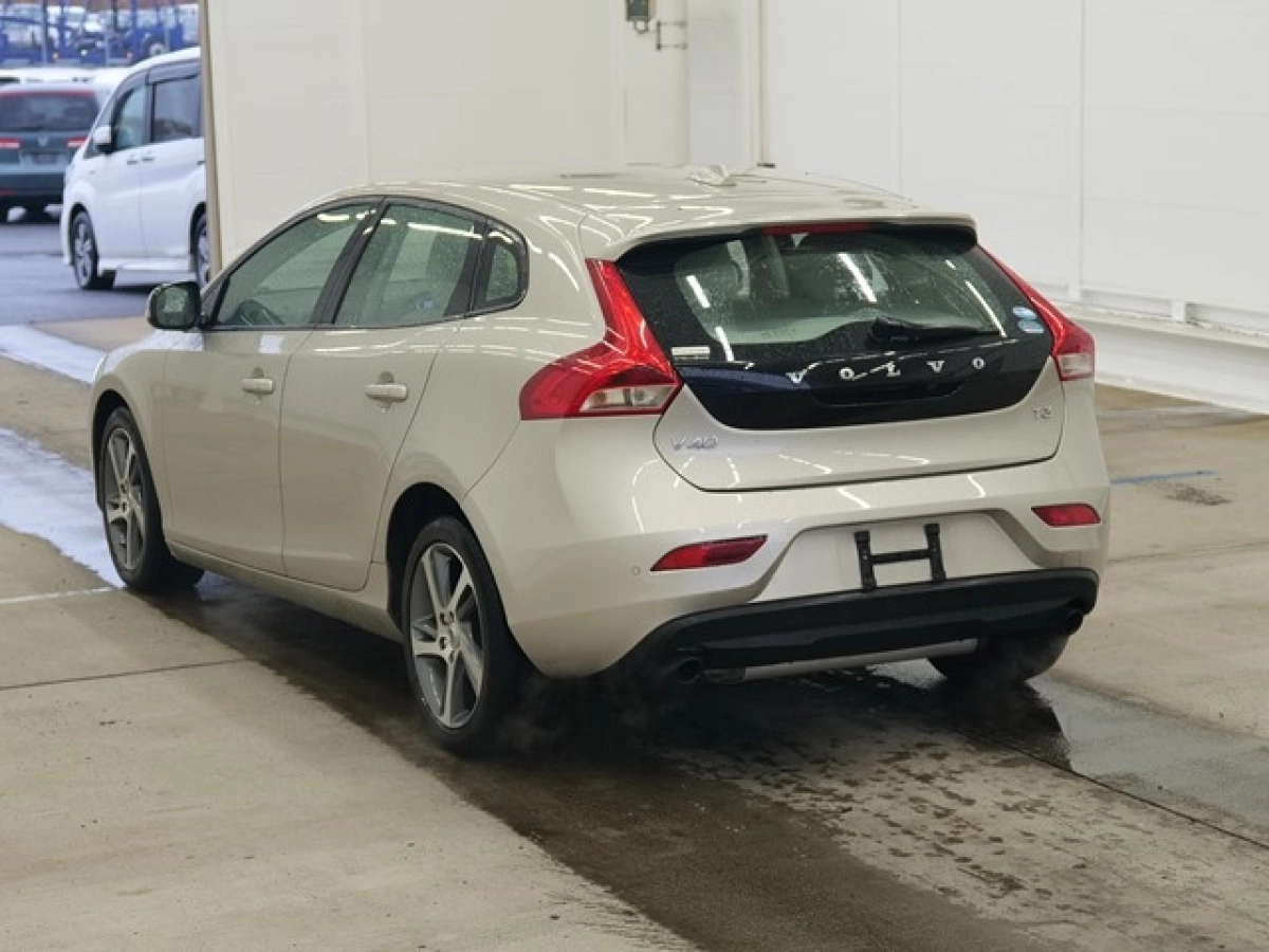 VOLVO V40
