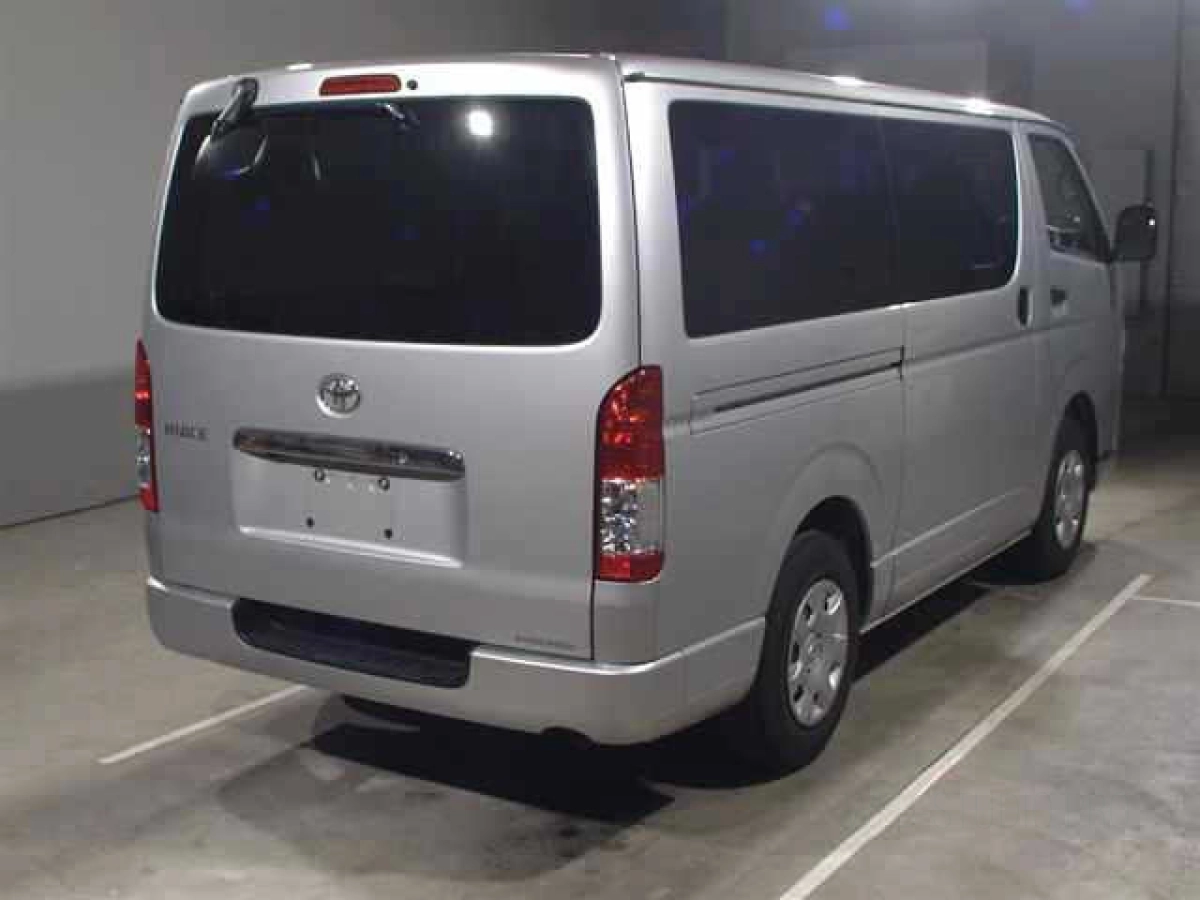 TOYOTA HIACE VAN