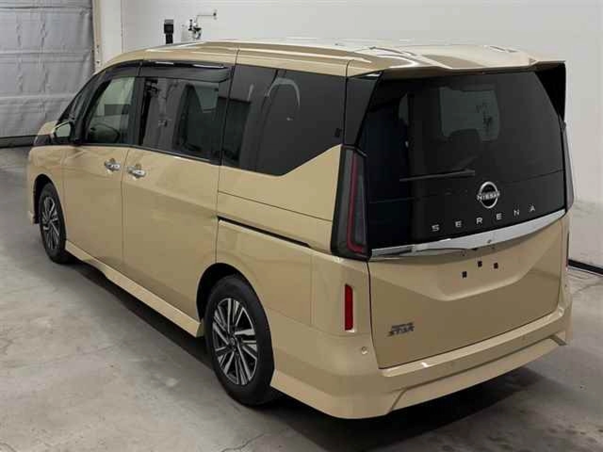 NISSAN SERENA
