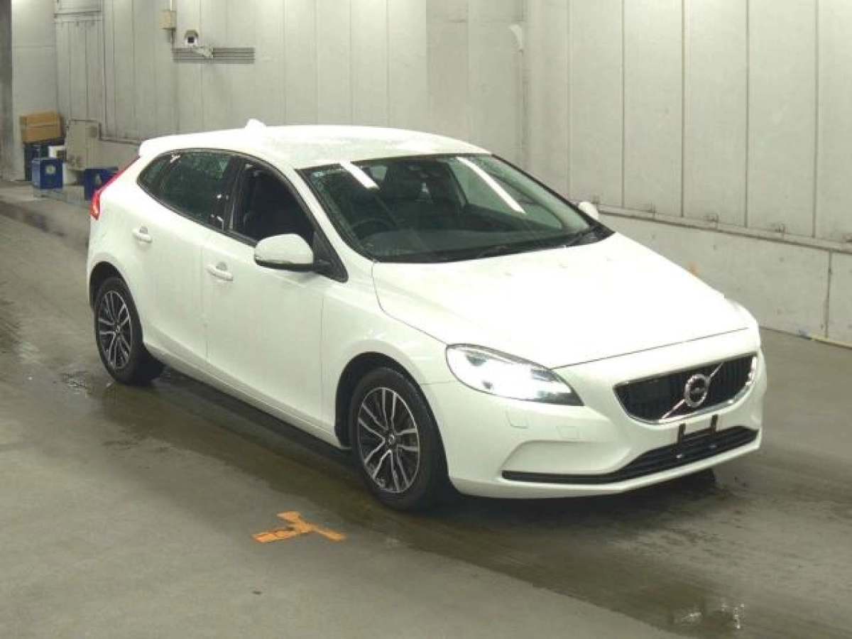 VOLVO V40 MB4154T 2020