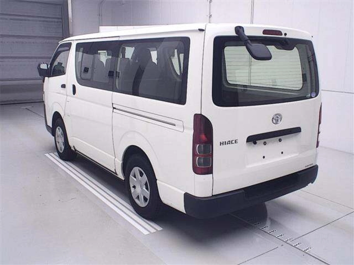 TOYOTA HIACE VAN
