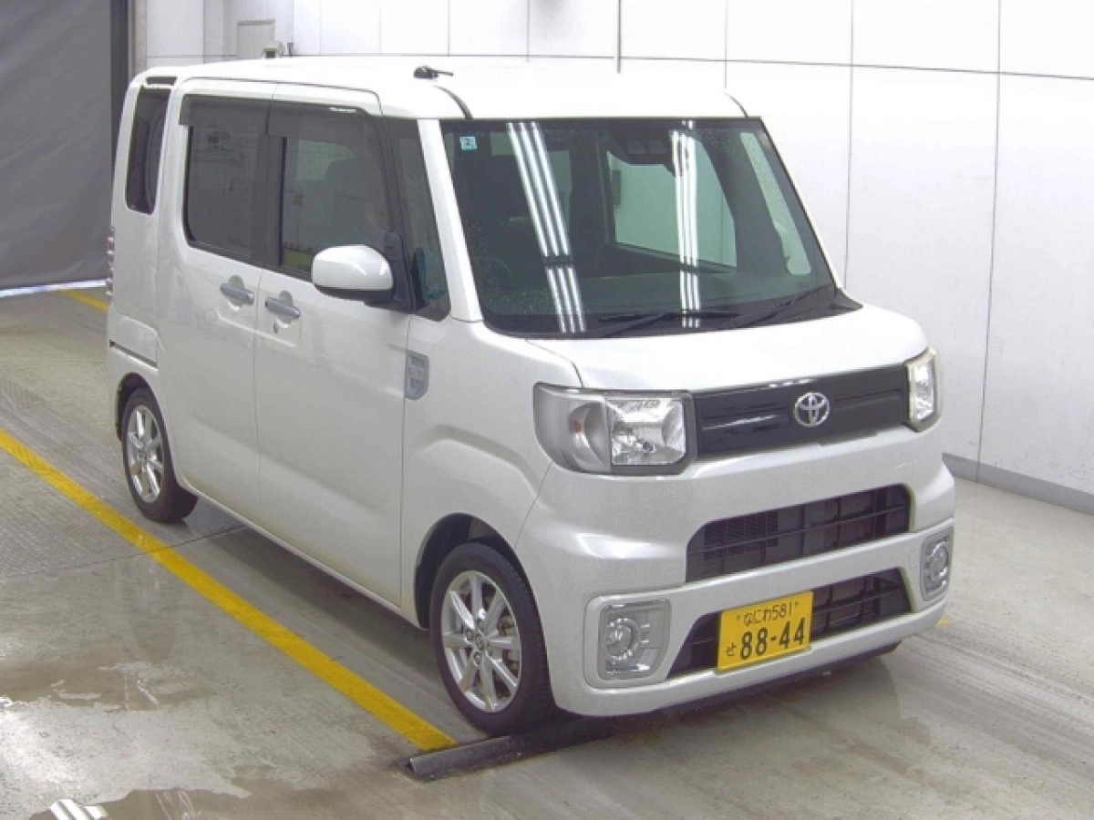 TOYOTA PIXIS MEGA LA700A 2020