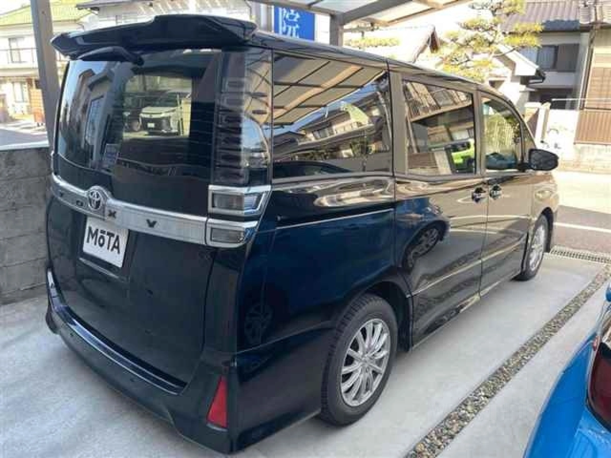 TOYOTA VOXY