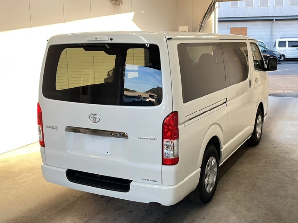 TOYOTA HIACE VAN