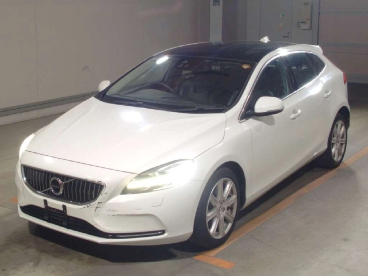 VOLVO V40 MB4154T 2019