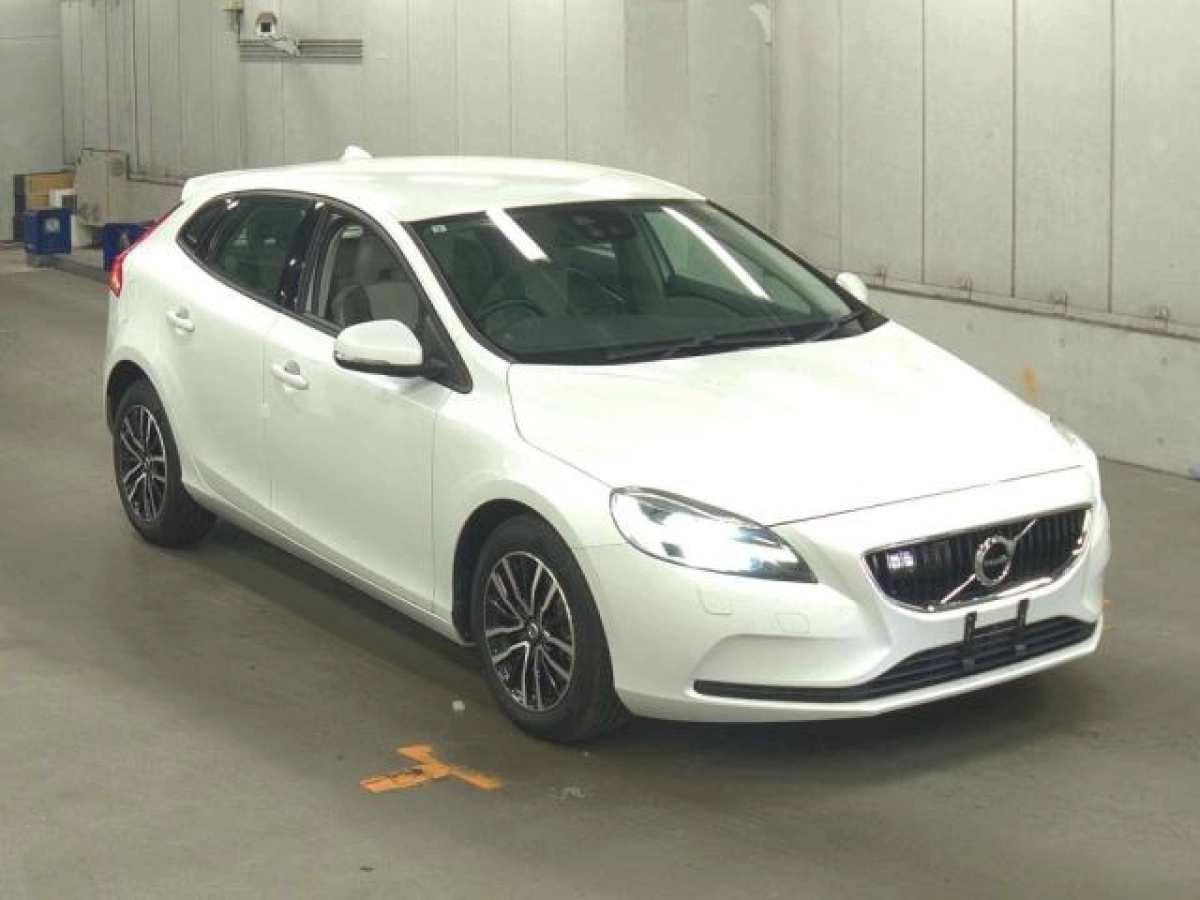 VOLVO V40 MB4154T 2019