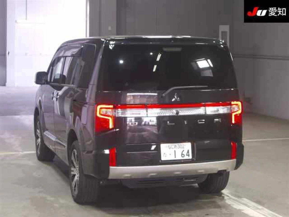 MITSUBISHI DELICA D5