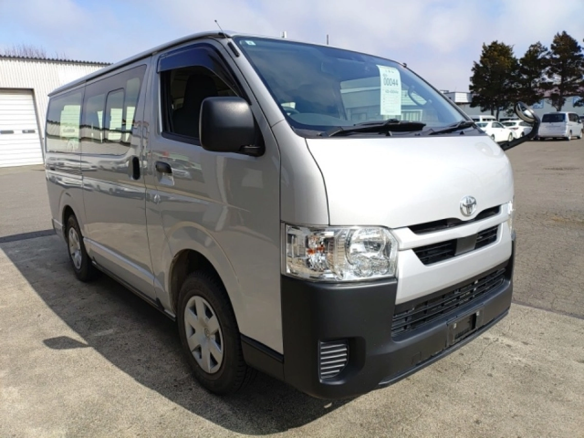 TOYOTA HIACE VAN
