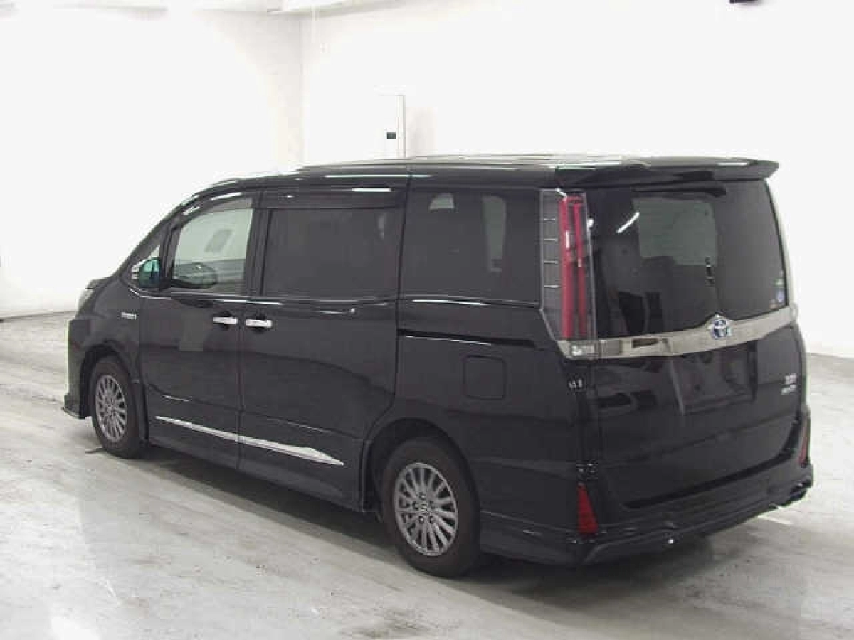 TOYOTA NOAH