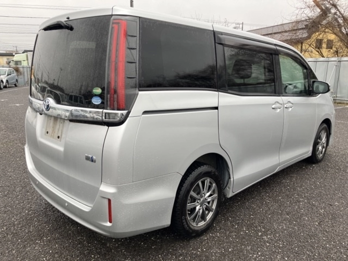 TOYOTA NOAH