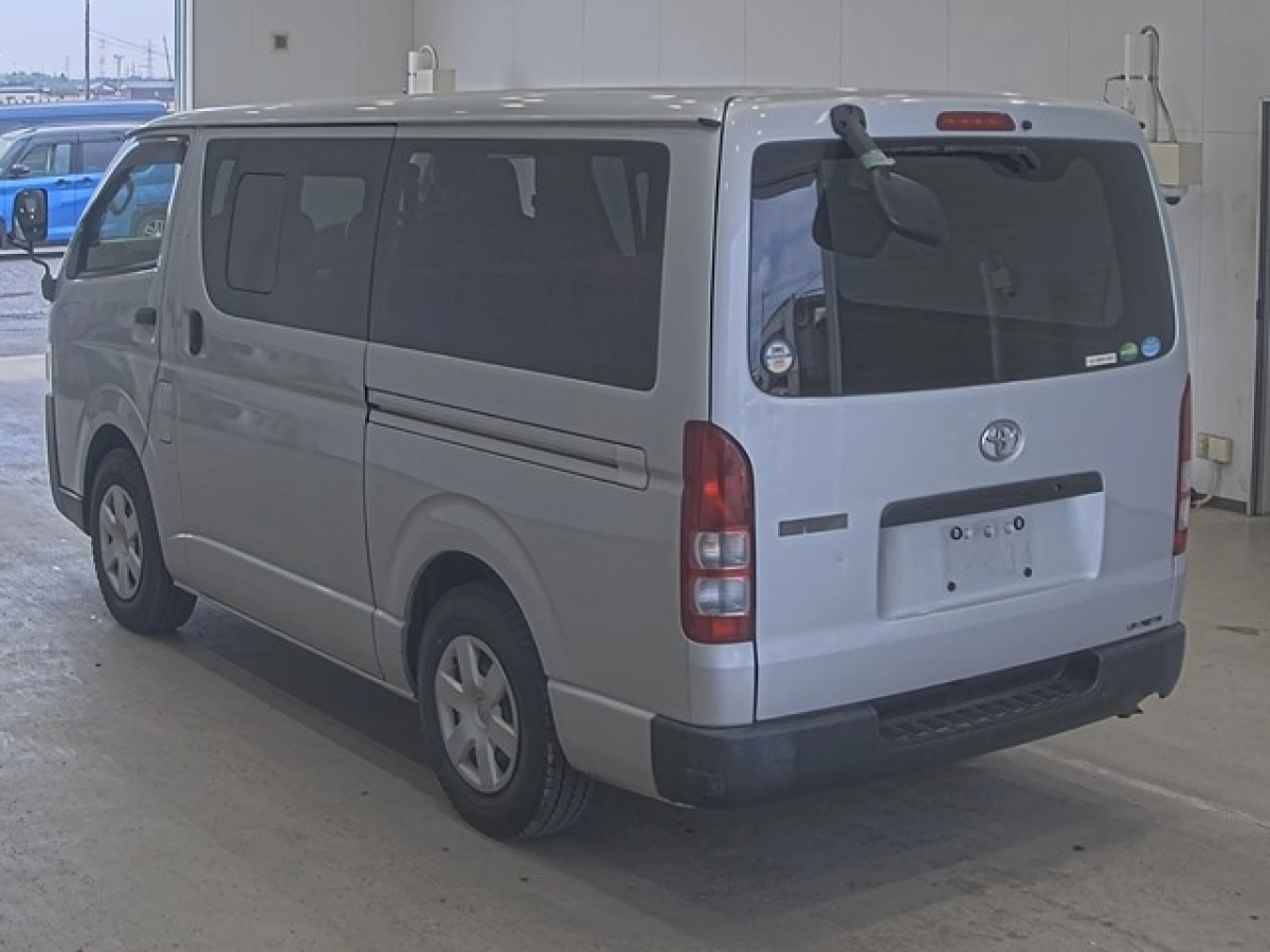 TOYOTA HIACE VAN