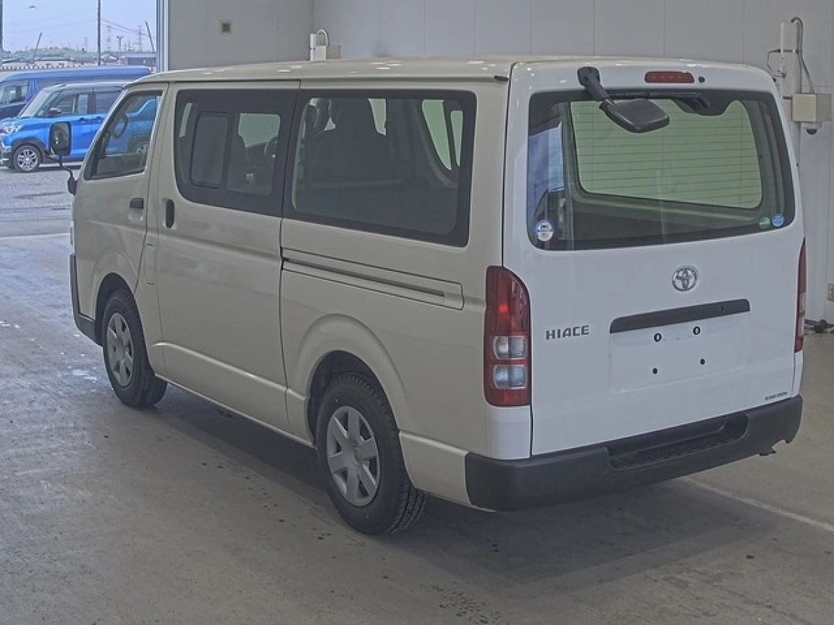 TOYOTA HIACE VAN
