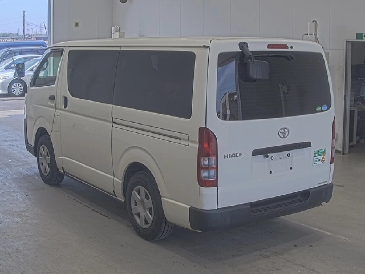 TOYOTA HIACE VAN