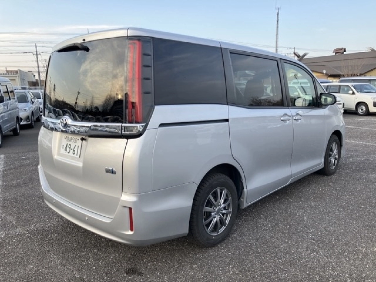 TOYOTA NOAH