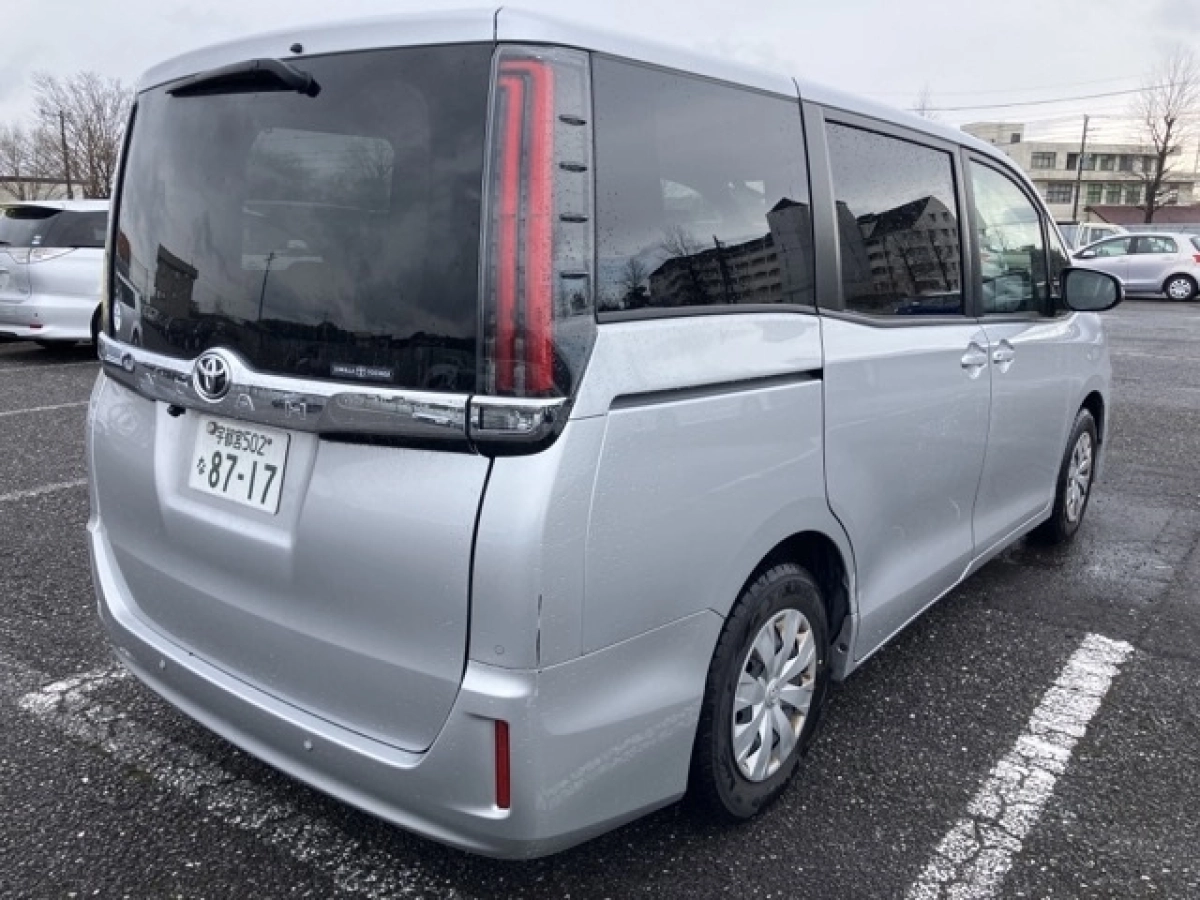 TOYOTA NOAH