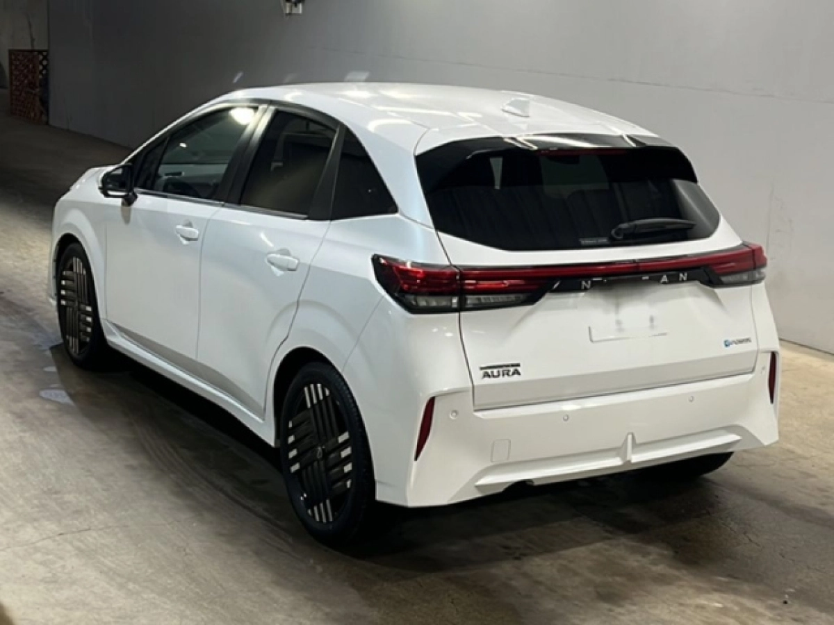 NISSAN AURA