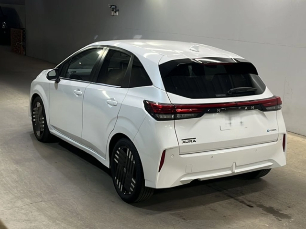 NISSAN AURA