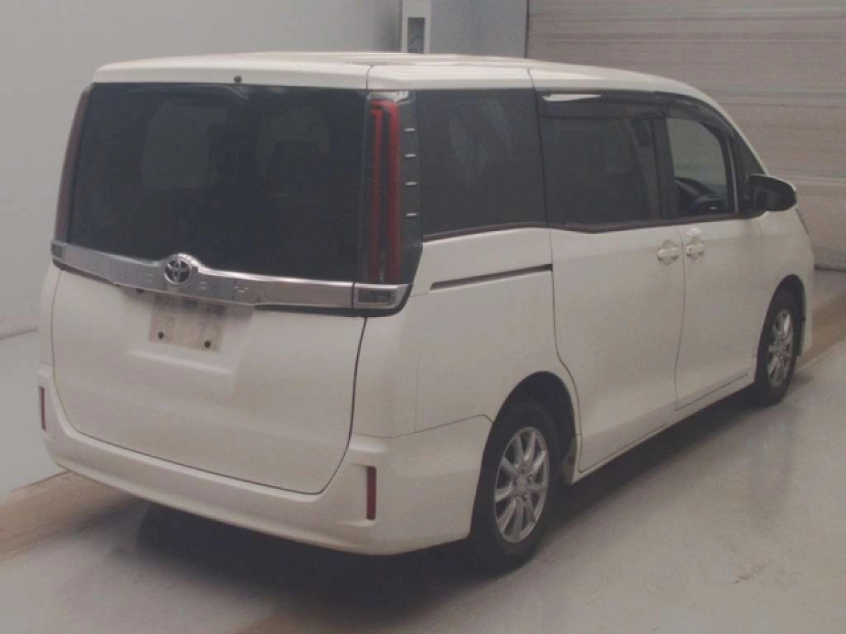 TOYOTA NOAH