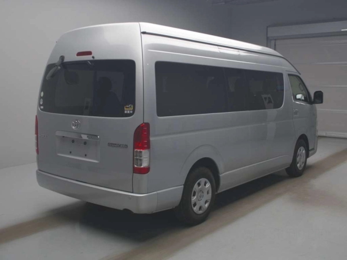 TOYOTA HIACE