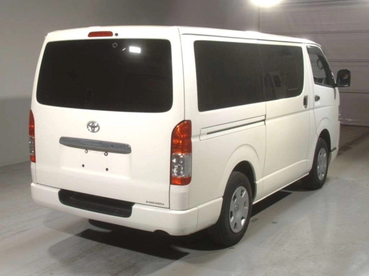 TOYOTA HIACE VAN