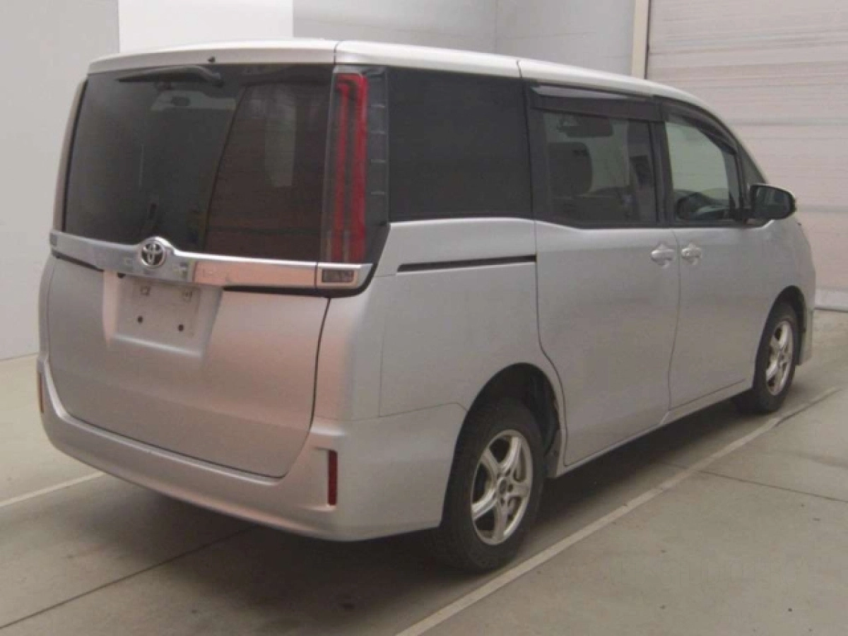 TOYOTA NOAH