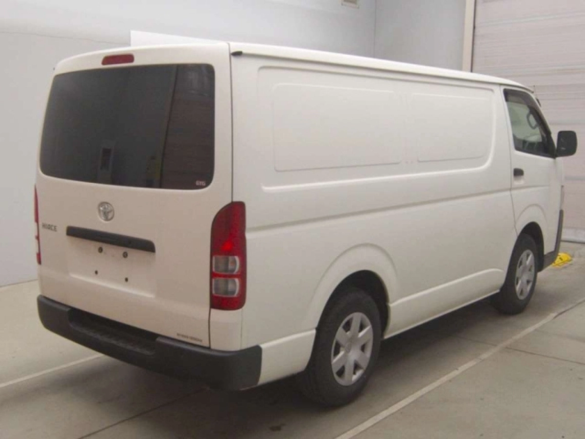 TOYOTA HIACE VAN