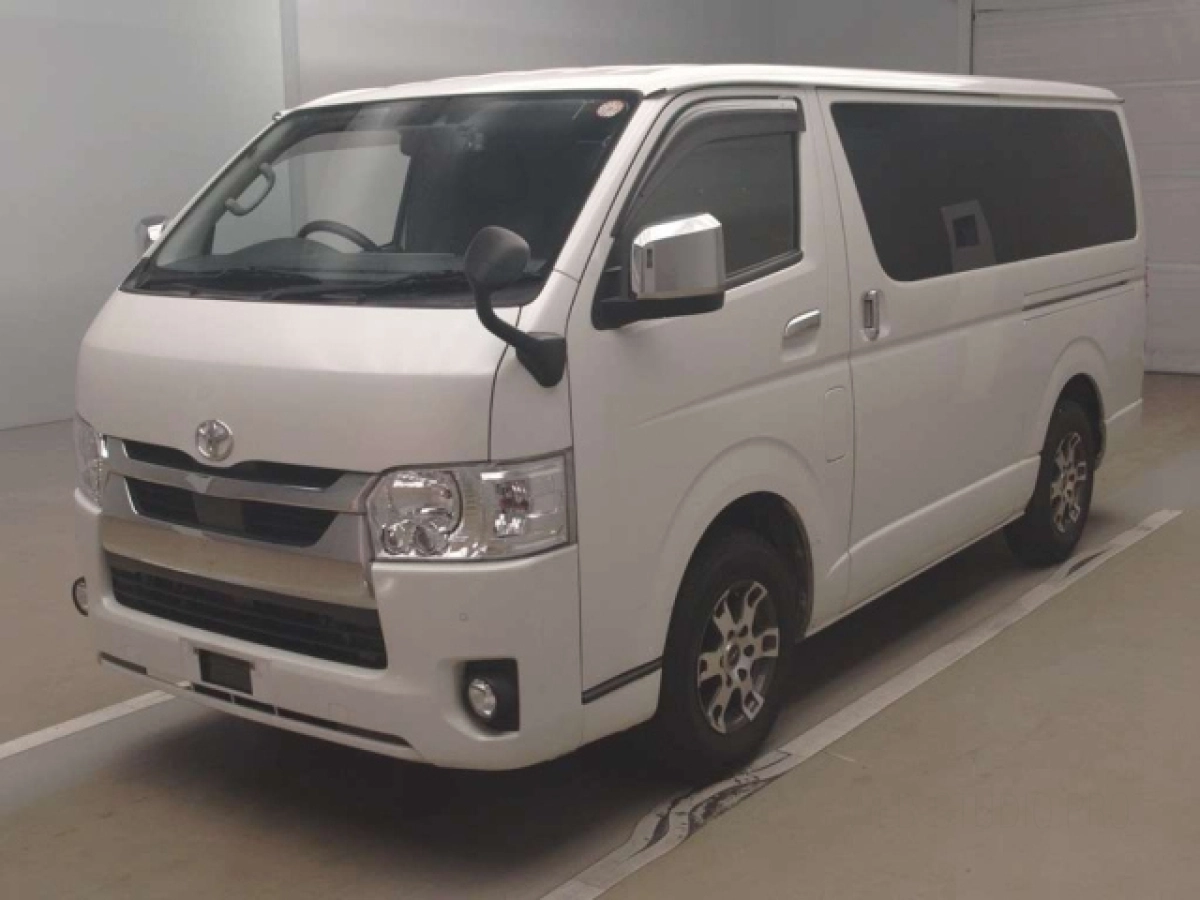 TOYOTA HIACE VAN