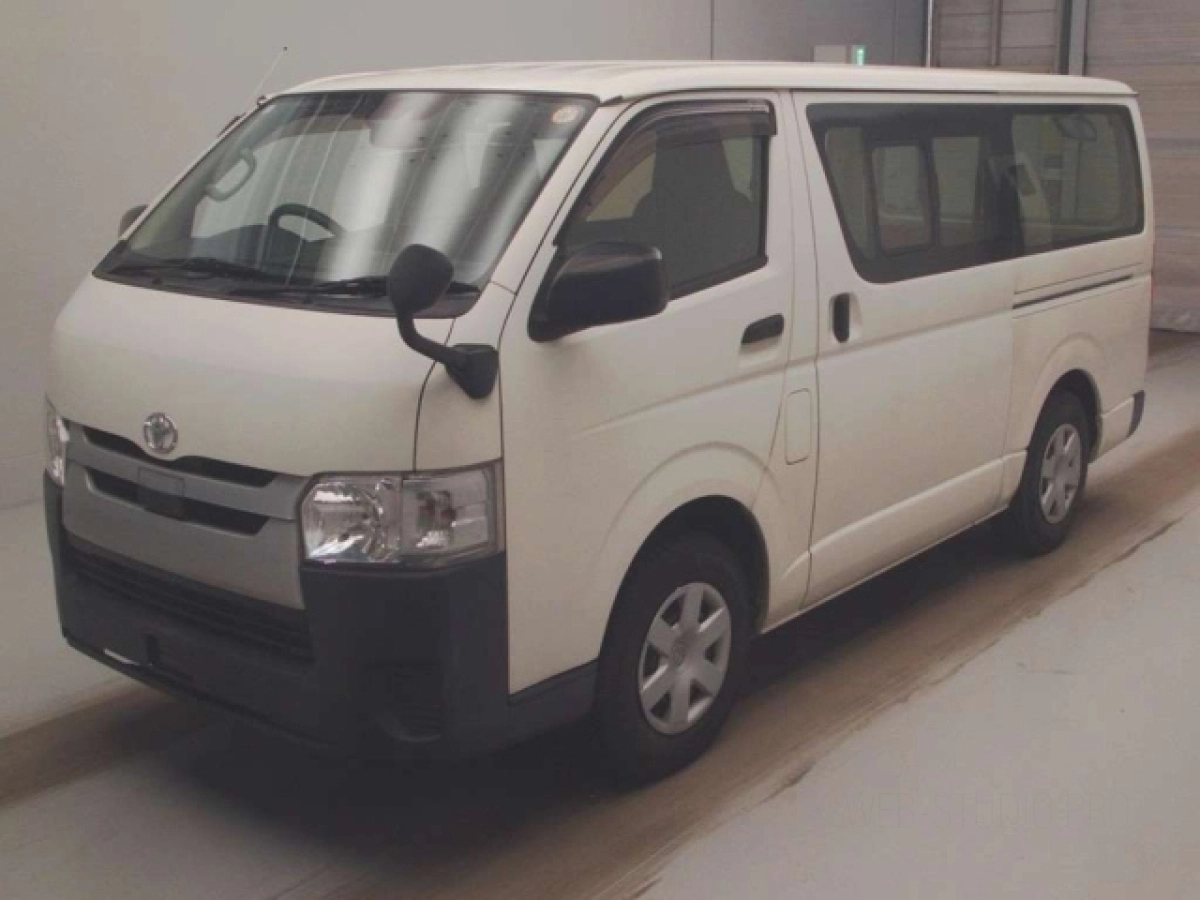 TOYOTA HIACE VAN