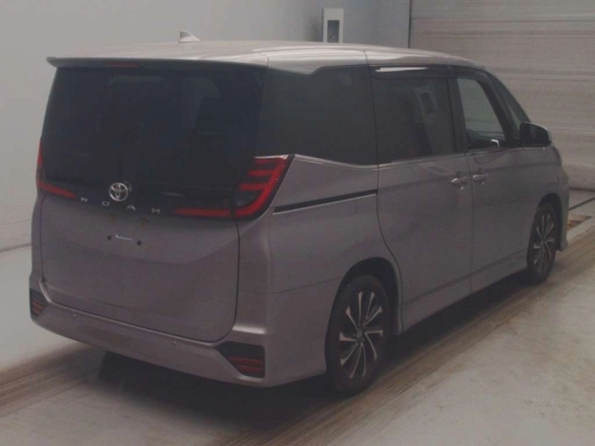 TOYOTA NOAH