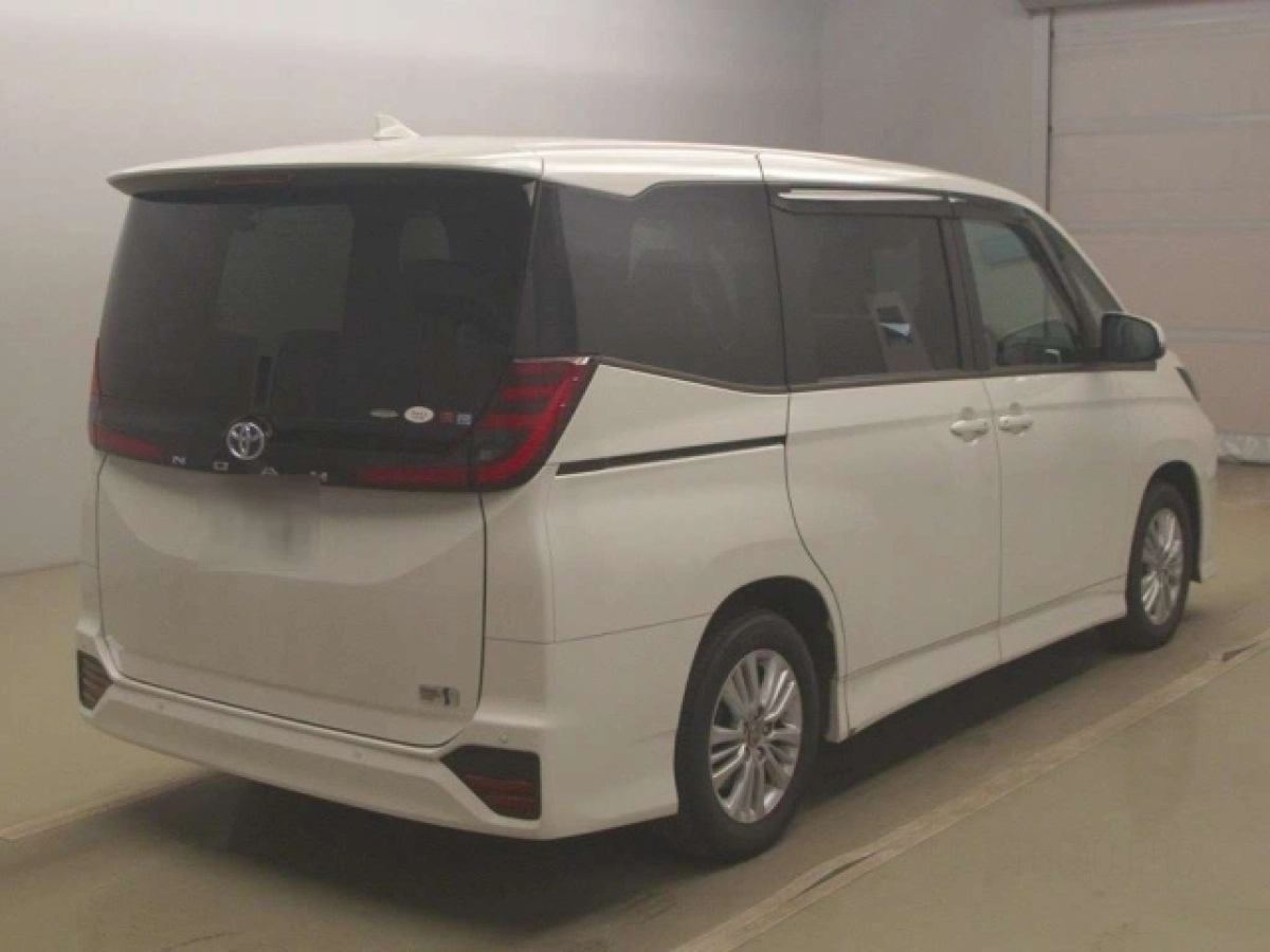 TOYOTA NOAH
