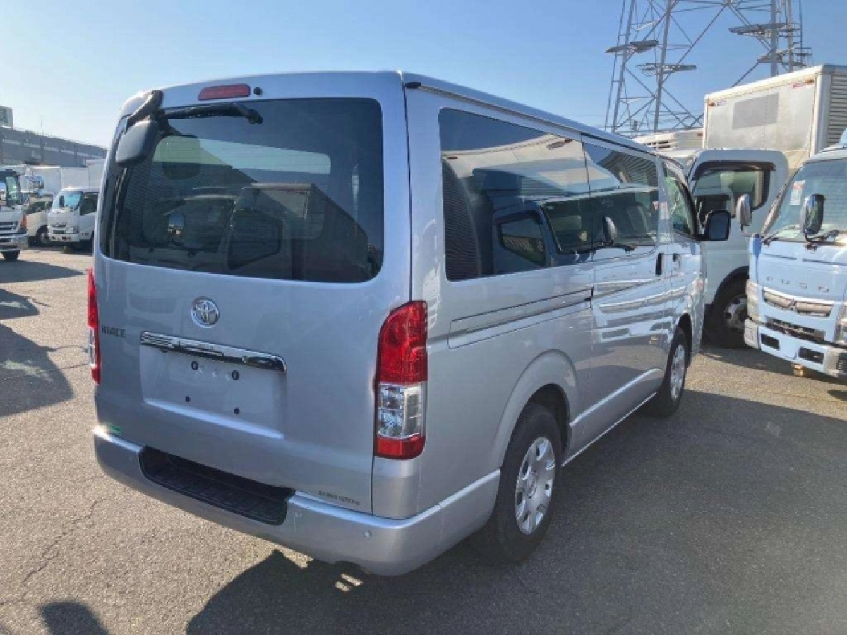 TOYOTA HIACE VAN