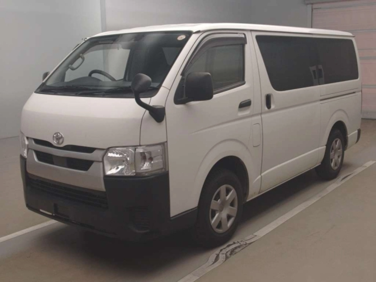 TOYOTA HIACE VAN