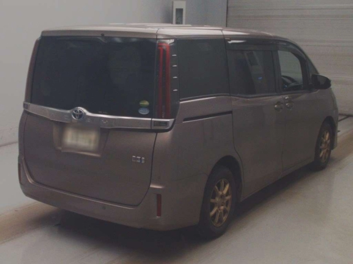 TOYOTA NOAH