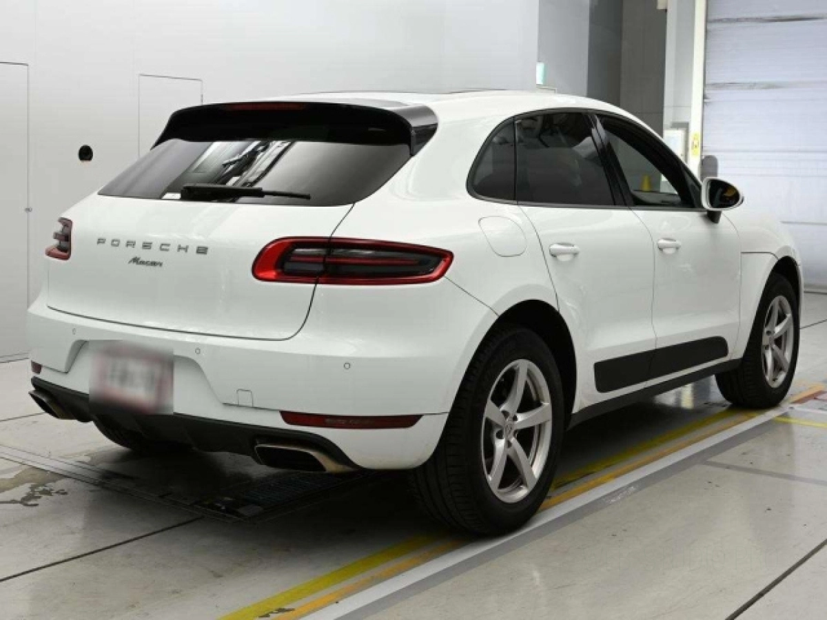 PORSCHE MACAN