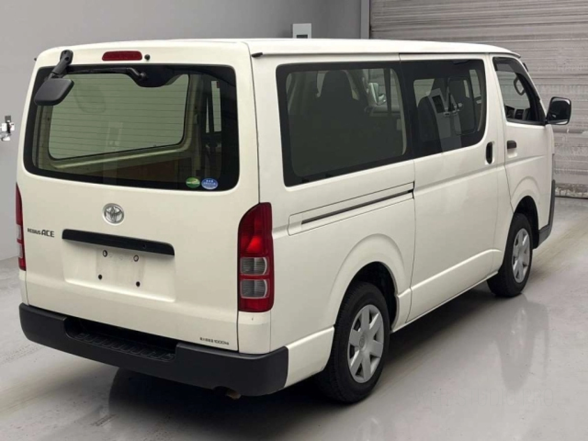 TOYOTA REGIUS ACE VAN