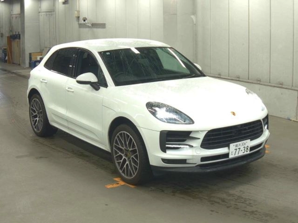 PORSCHE MACAN