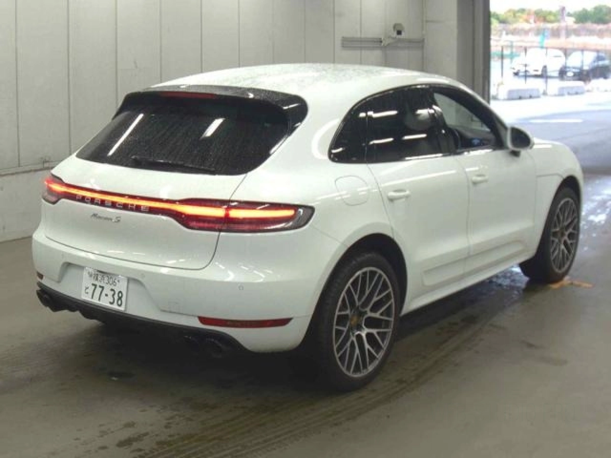 PORSCHE MACAN