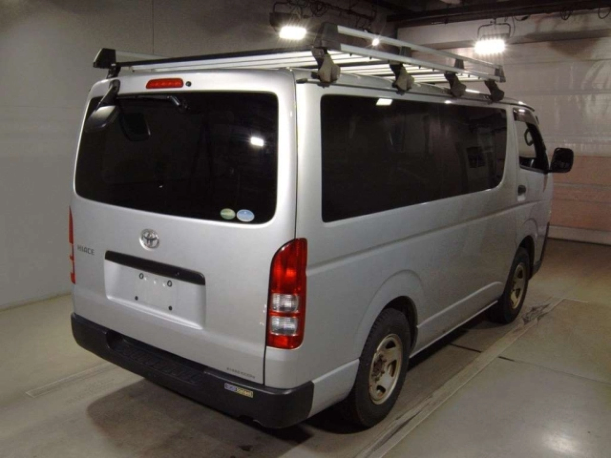 TOYOTA HIACE VAN