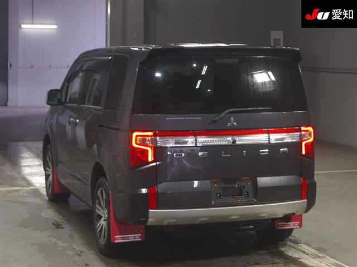 MITSUBISHI DELICA D5