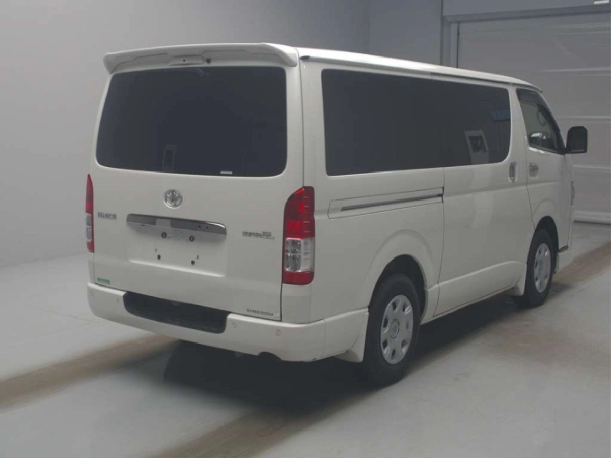TOYOTA HIACE VAN