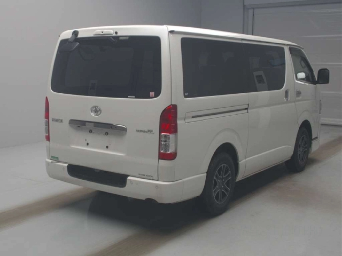 TOYOTA HIACE VAN