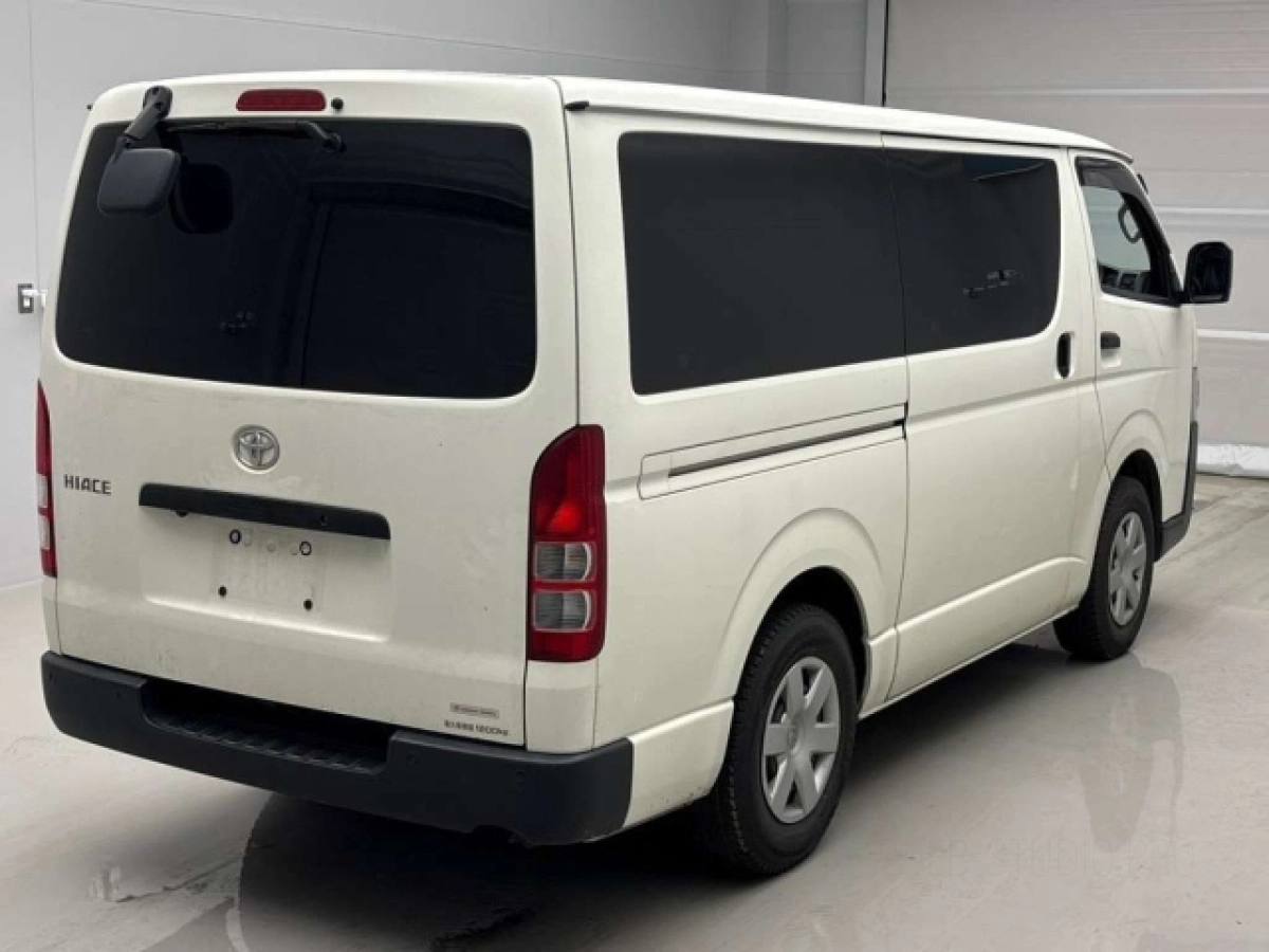 TOYOTA HIACE VAN