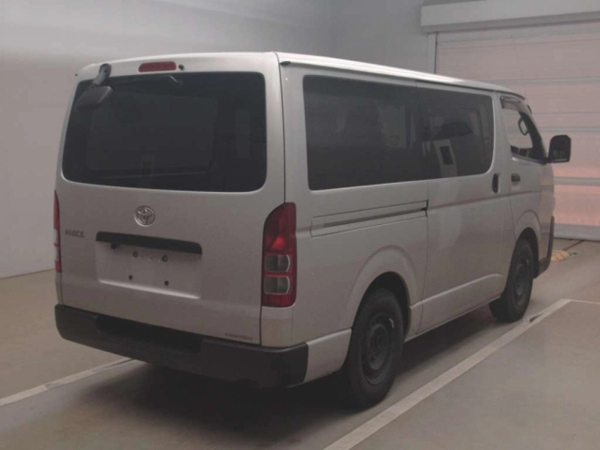TOYOTA HIACE VAN