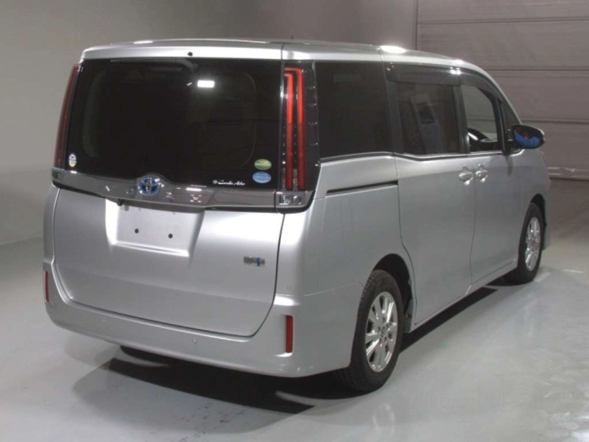 TOYOTA NOAH